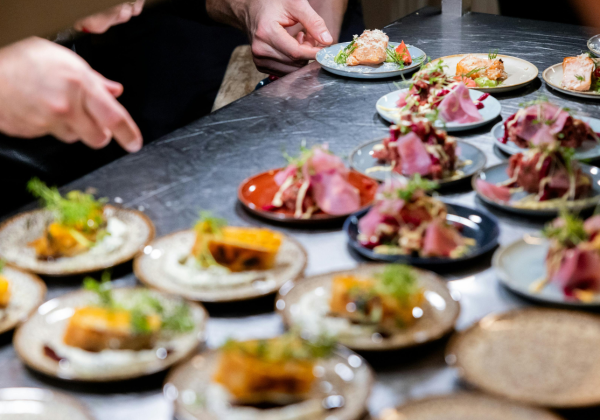 אוכל לאירוע: קייטרינג, מגשי אירוח או דוכני מזון